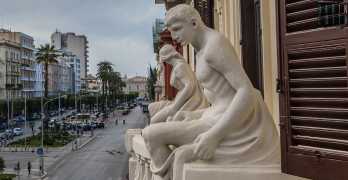 Bari grandi statue ed elaborati fregi: e Palazzo Atti simbolo liberty di corso Cavour 